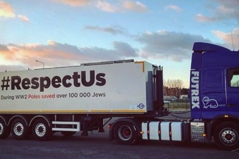50 takich ciężarówek wyruszyło w Europę z hasłem Respect Us.