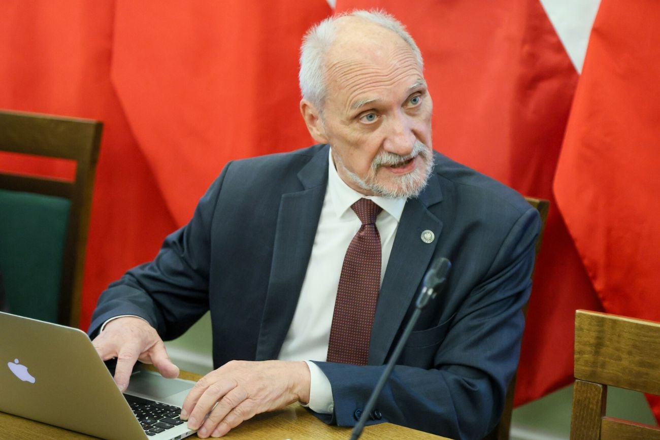 Niebezpieczna jazda Antoniego Macierewicza po Warszawie. Zapowiedziano złożenie zawiadomienia.