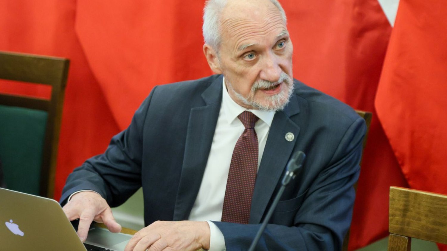 Niebezpieczna jazda Antoniego Macierewicza po Warszawie. Zapowiedziano złożenie zawiadomienia.