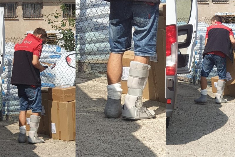 Zdjęcia kuriera, który pracuje mimo obydwu nóg w gipsie, wywołały oburzenie.