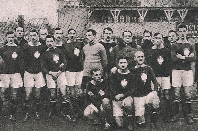 Reprezentacja Polski przed swoim pierwszym w historii meczem (18.12.1921)