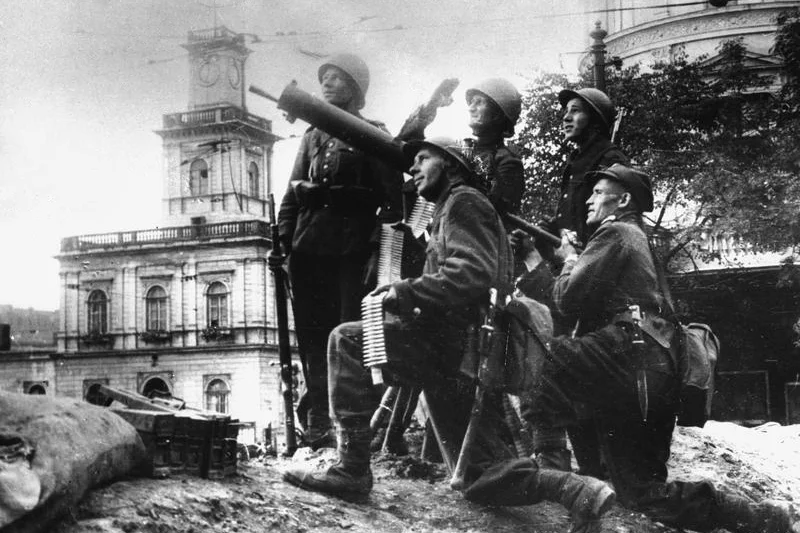 Żołnierze polscy z jednostki artylerii przeciwlotniczej w rejonie Dworca Głównego podczas Obrony Warszawy w pierwszych dniach września 1939
