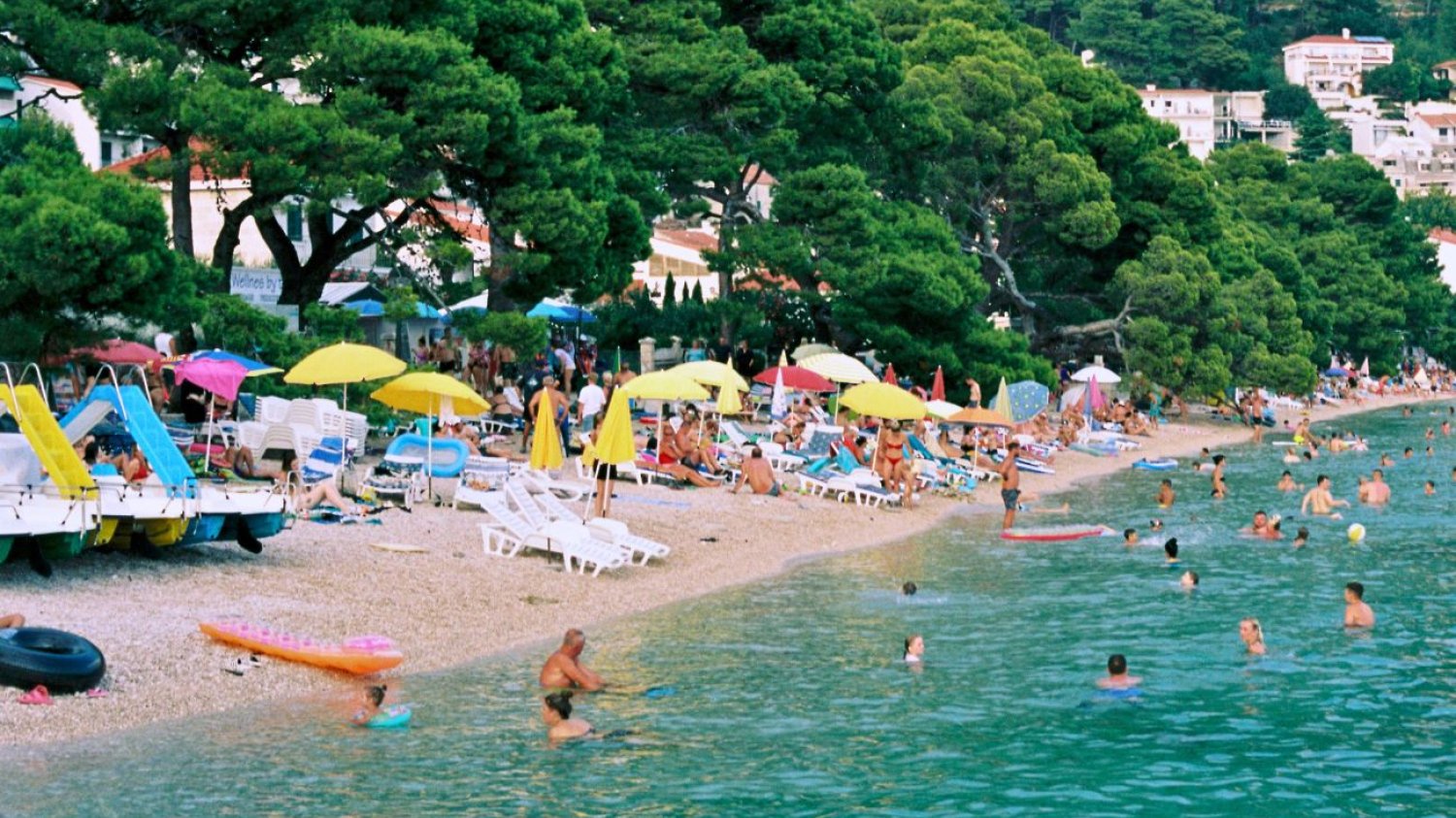 Ludzie na plaży w Chorwacji Plaża w Chorwacji