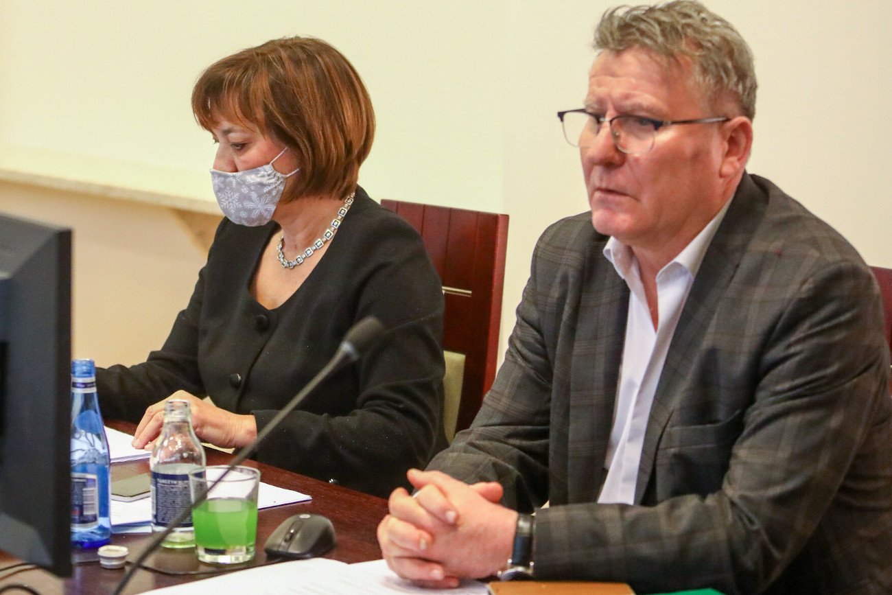 Na nagraniu z obrad KRS słychać, jak podczas głosowania nieznana kobieta pyta sędziego Zbigniewa Łupinę o to, jak ma głosować.