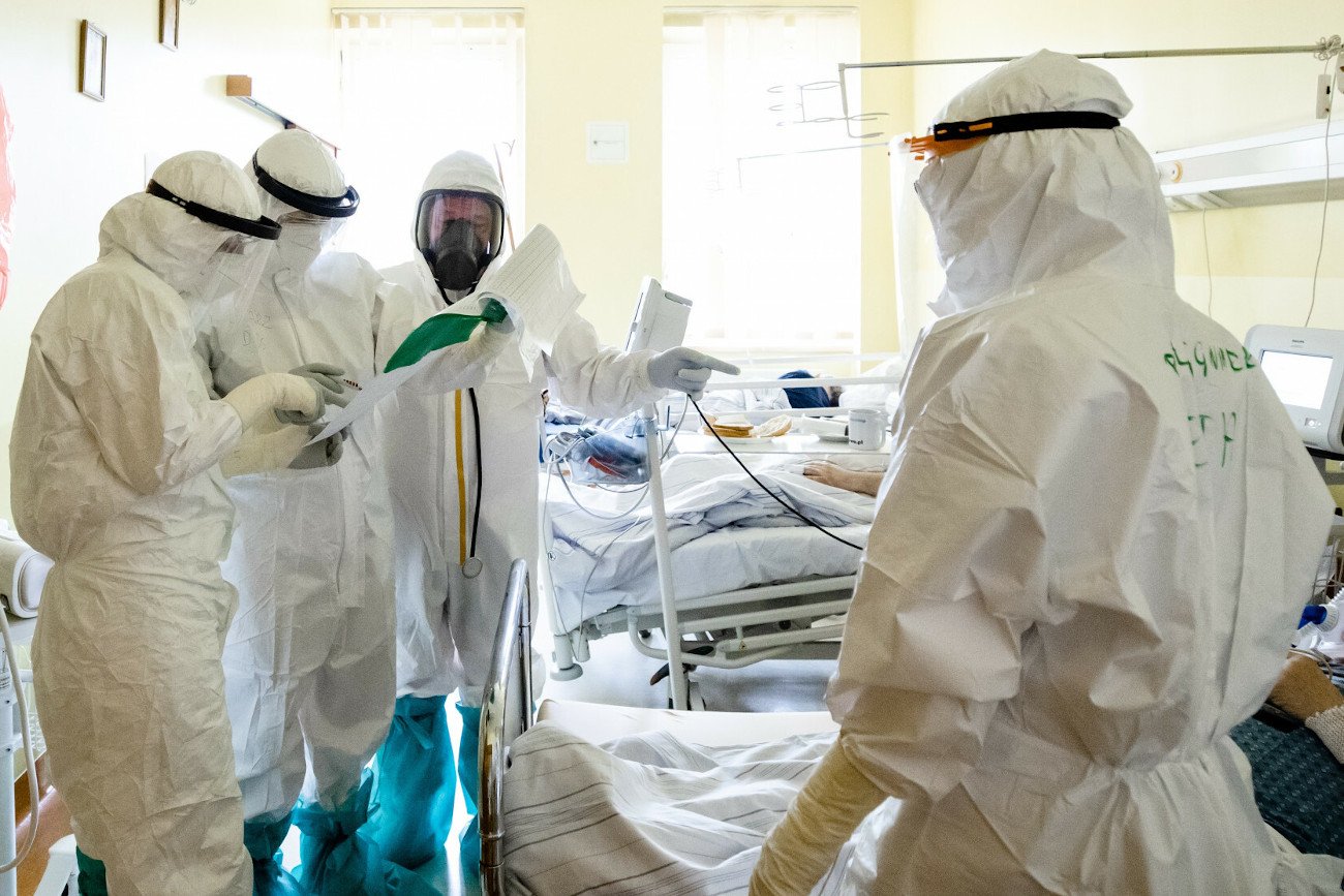 Doustny lek na COVID-19 o nazwie Molnupiravir trafił już do Polski.