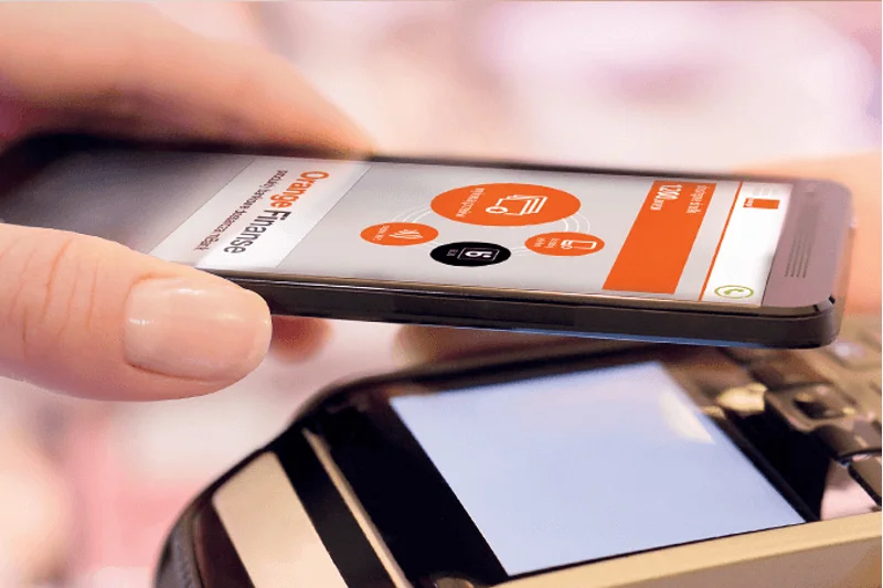 Technologia SIM-NFC pozwala  na dokonywanie płatności w sklepach  za pomocą smartfona, bez konieczności logowania się do bankowości internetowej