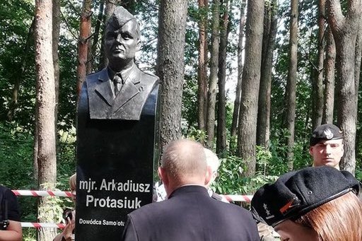 Na tablicy pod popiersiem majora Protasiuka wkradł się błąd