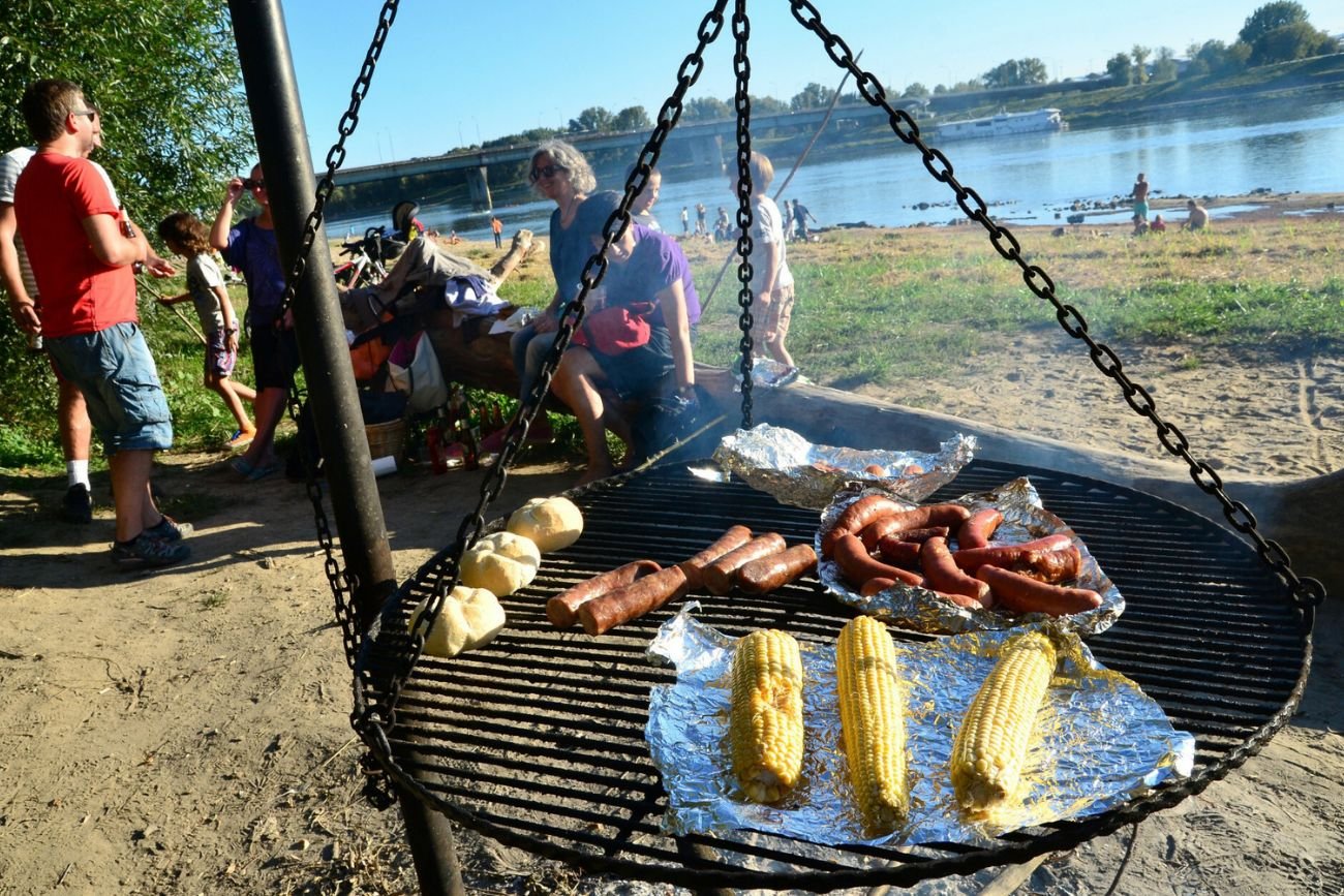 Grill na plaży. Gdzie można rozpalić ognisko, a gdzie zrobić grilla w plenerze?