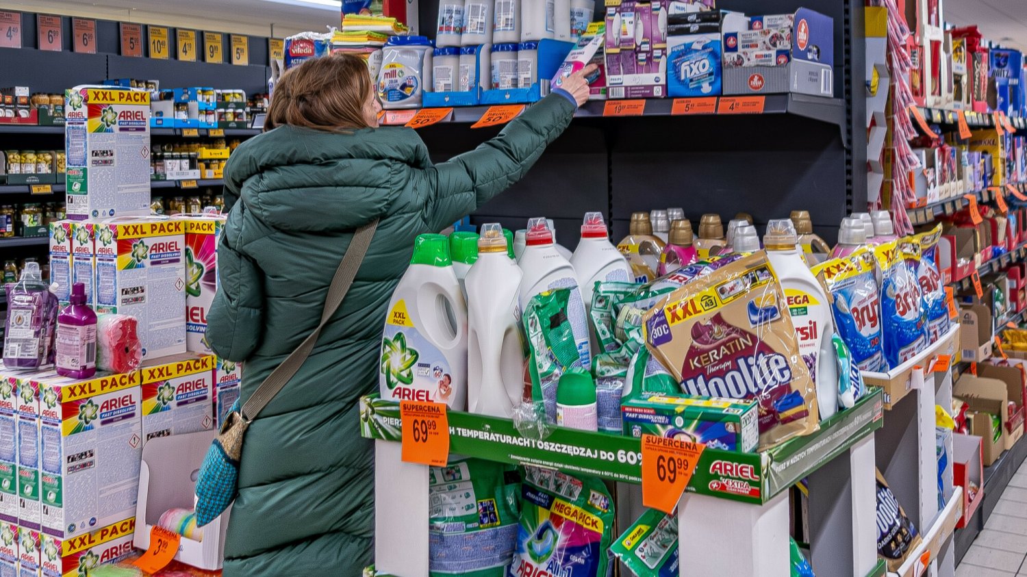 Domestos, Somat, Cif i inne produkty do mycia i czyszczenia przecenione w Biedronce i Lidlu. Promocja na chemię do kuchni i łazienki w Biedronce i Lidlu. Co można kupić taniej?