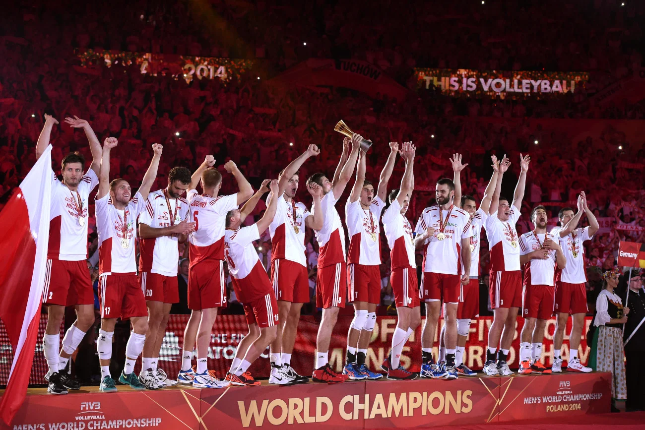 Złota polska drużyna świętująca w katowickim Spodku po zwycięskim finale nad Brazylią w 2014 roku.