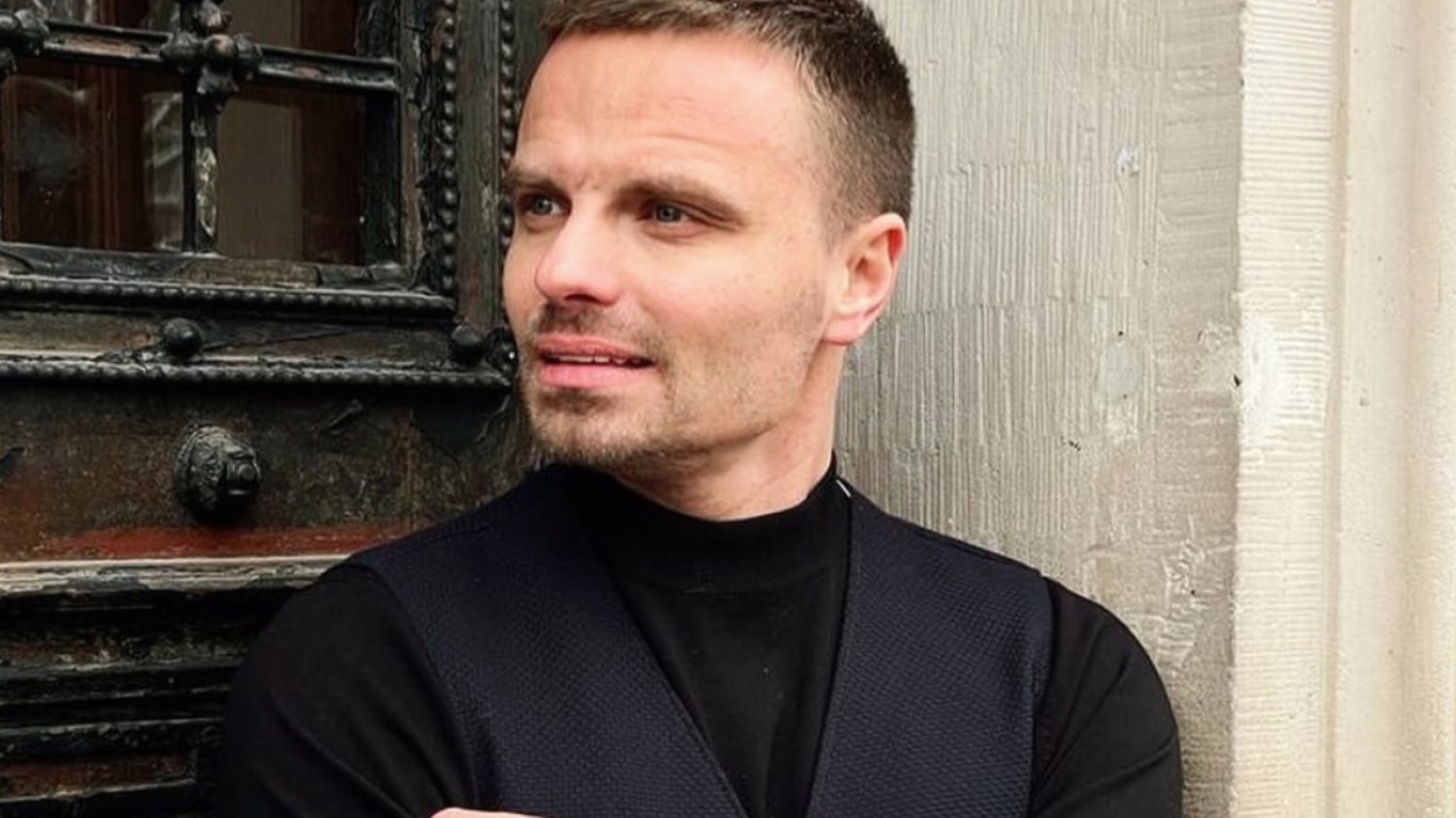 Marcin Hakiel w romantycznej sesji z ukochaną. Ich miłość kwitnie