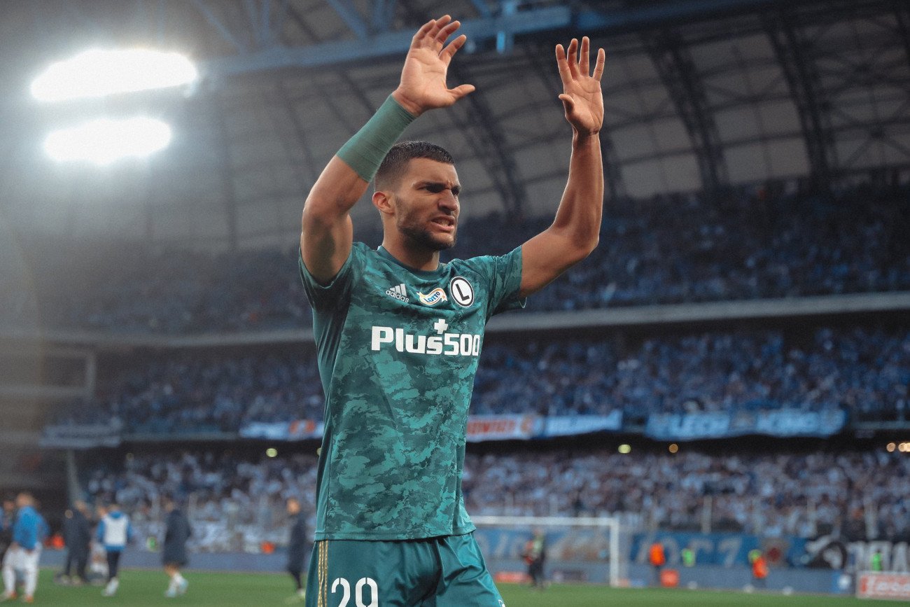 Lindsay Rose w ostatniej akcji meczu Lecha Poznań z Legią Warszawa wyraźnie zagrał piłkę ręką w polu karnym.