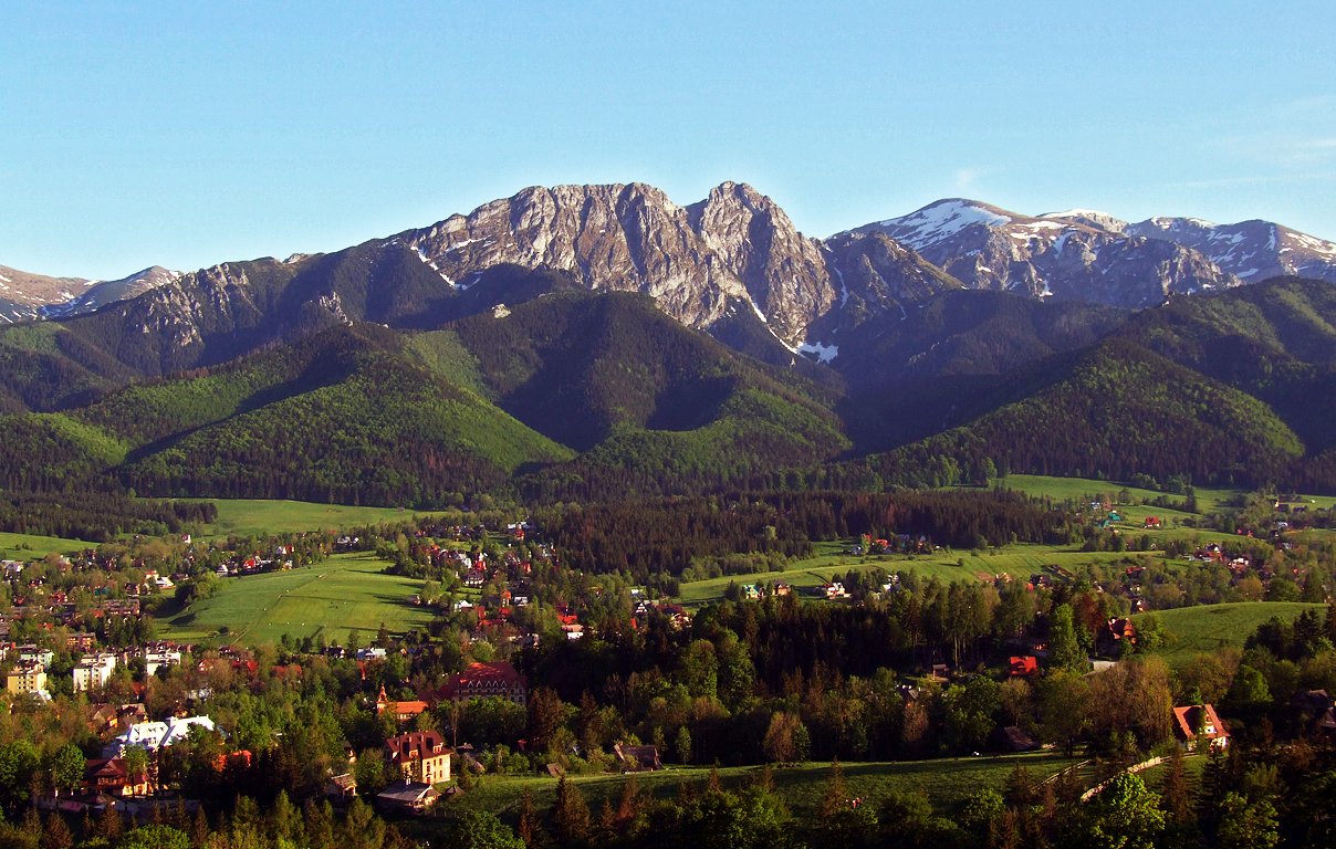 Zakopane i wznoszący się nad miastem szczyt Giewontu. Klasyczny widok.