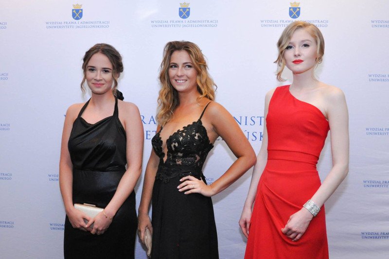 Kinga Duda (w czerwonej sukience) z koleżankami z prawa na UJ. Tam studiował również jej ojciec, prezydent Andrzej Duda.
