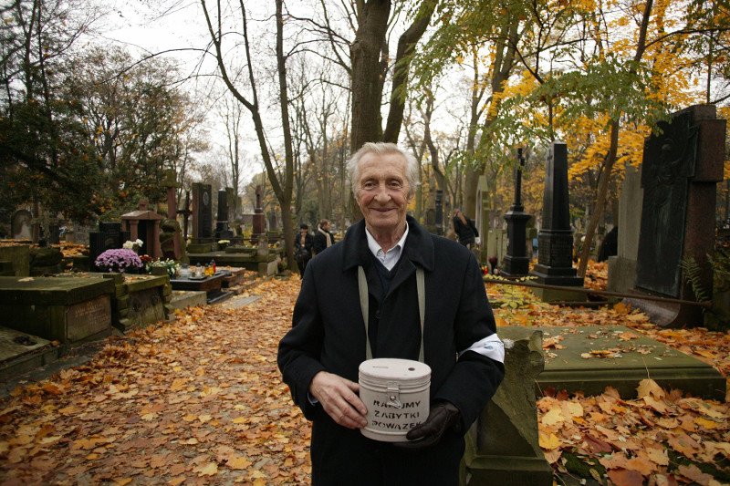 Zmarły w 2016 roku znany aktor Andrzej Kopiczyński, był zaangażowany w akcję odnawiania zabytków na Cmentarzu Powązkowskim.