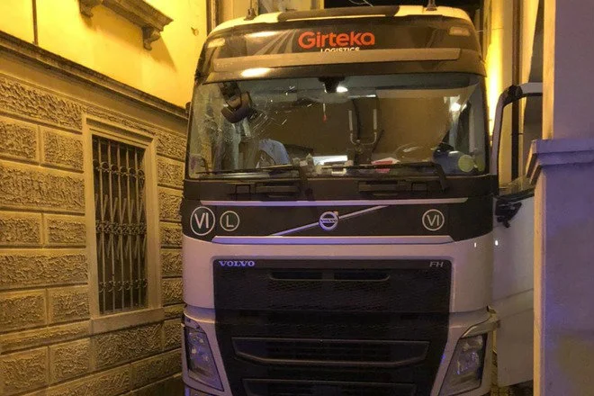Pijany Ukrainiec w tirze zdemolował włoskie Portoguero koło Wenecji.