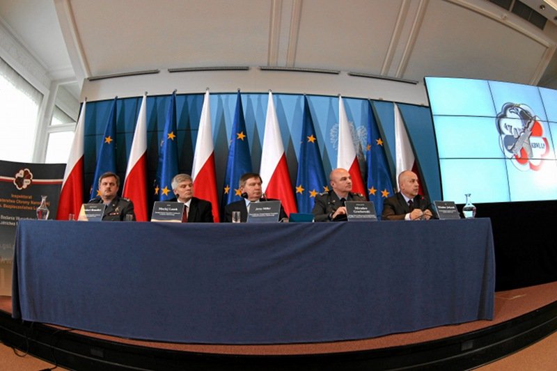 Kapitan Wiesław Jedynak z komisji Millera był jednym z bohaterów filmu National Geographic o katastrofie Smoleńskiej. Na zdjęciu pierwszy z prawej podczas prezentacji raportu komisji.