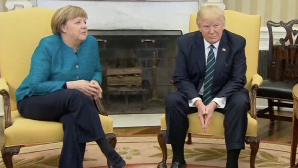 Donald Trump najwyraźniej nie miał ochoty podawać ręki Angeli Merkel.
