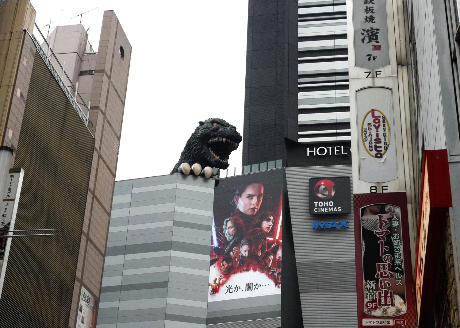 głowa potwora na gmachu wytwórni Tōhō w Shinjuku