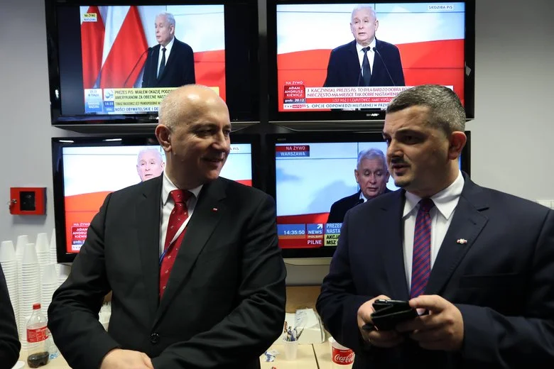 Joachim Brudziński i Krzysztof Sobolewski w siedzibie PiS podczas konferencji prasowej Jarosława Kaczyńskiego.