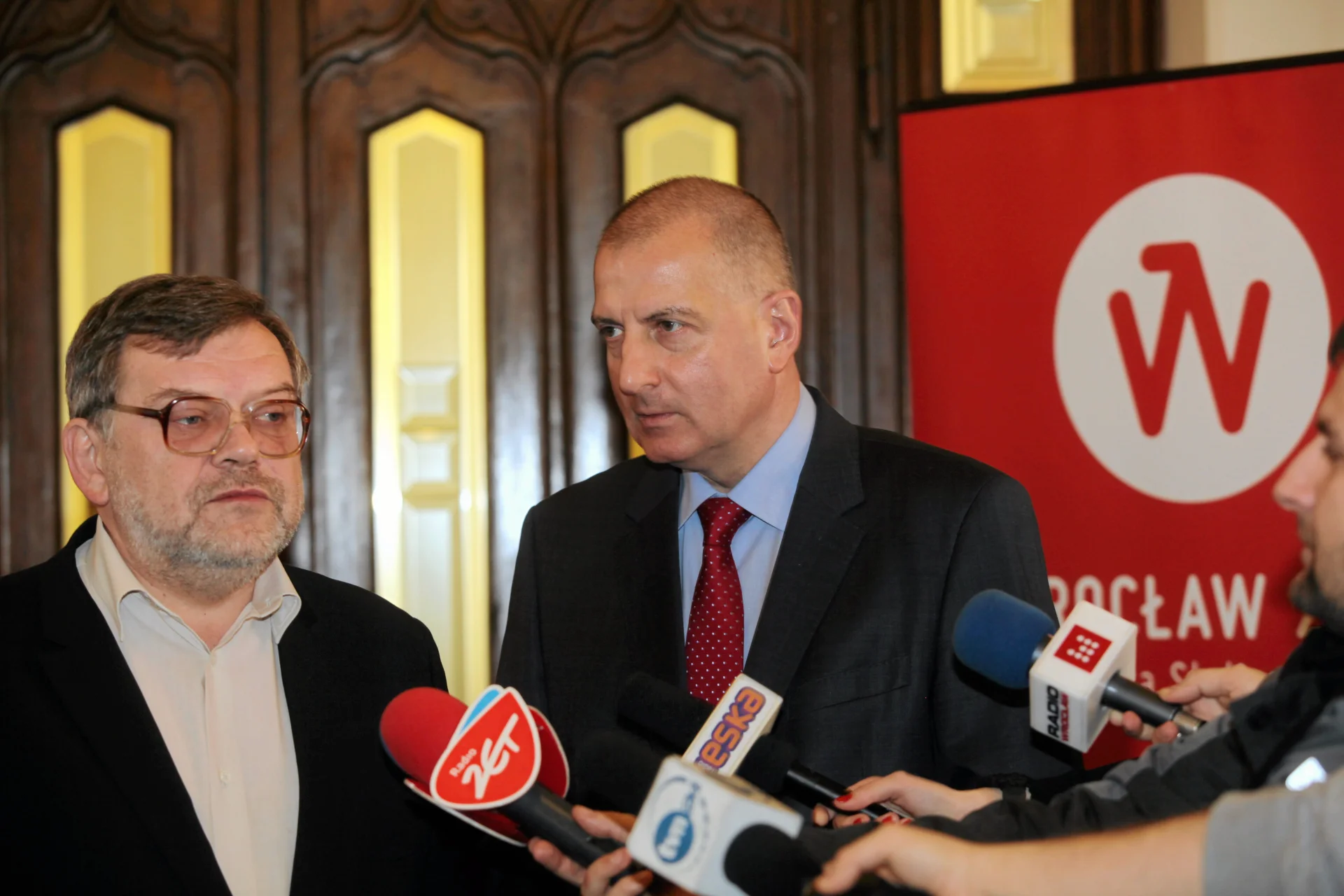 Jarosław Broda obok prezydenta Wrocławia Rafała Dutkiewicza. W czerwcu Broda odszedł z Urzędu Miejskiego.