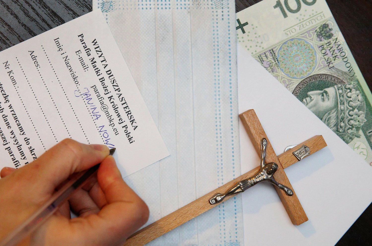 Ile dać księdzu do koperty? Ksiądz Picur wyjaśnia.