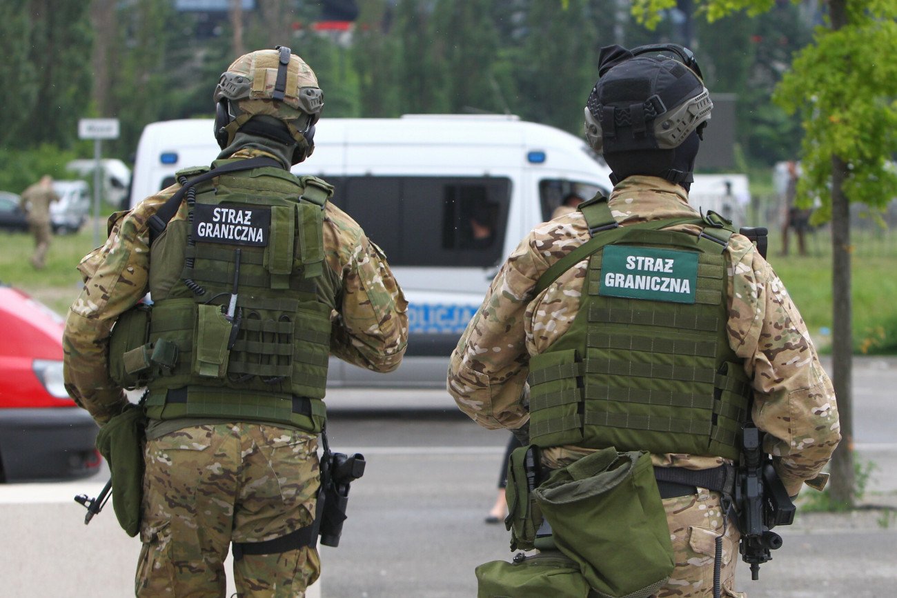 Policja zatrzymała grupę aktywistów. Pomagali w przewozie migrantów z Iraku.