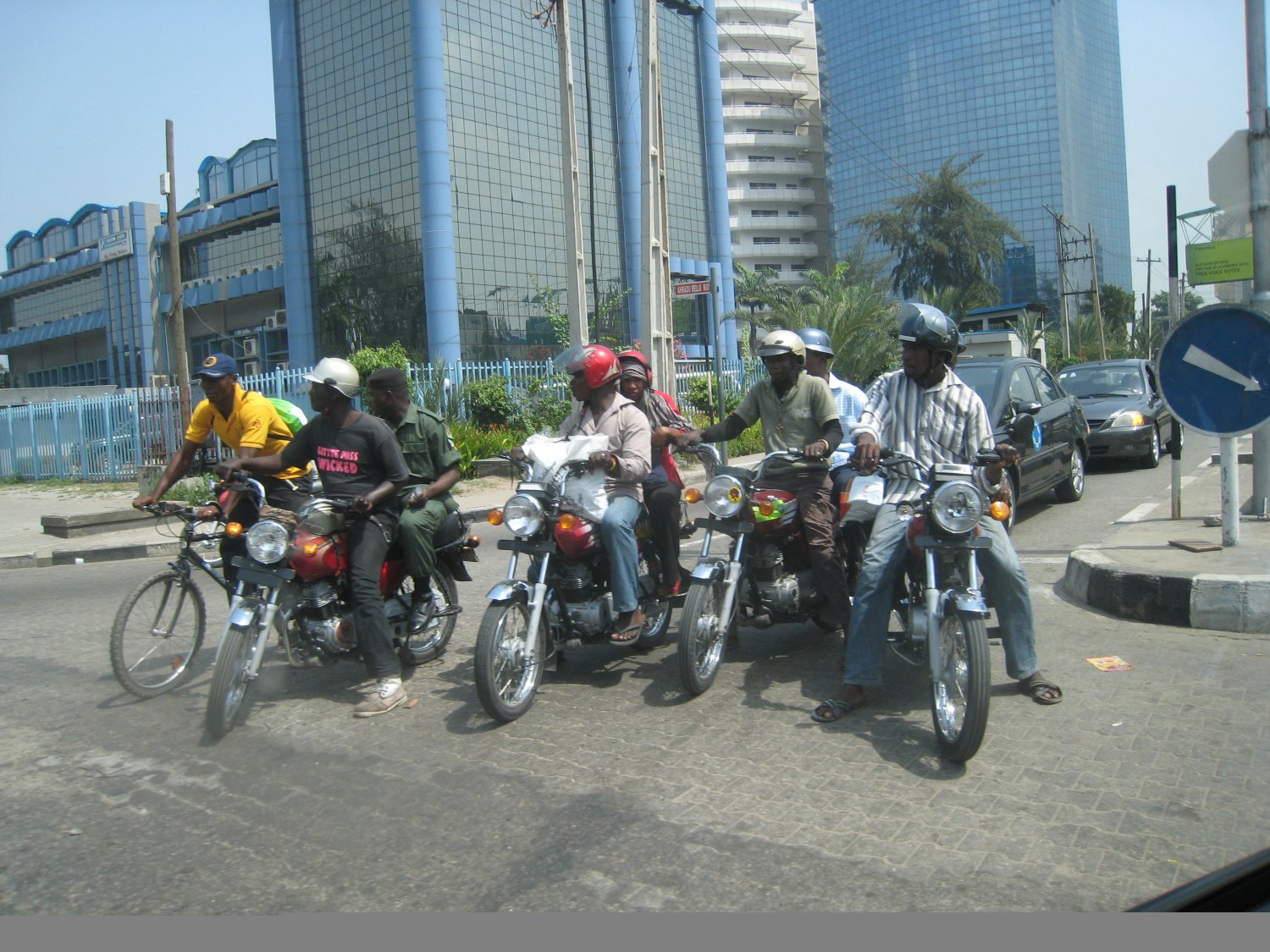 Lagos, Nigeria - nieustraszeni kurierzy miejscy.