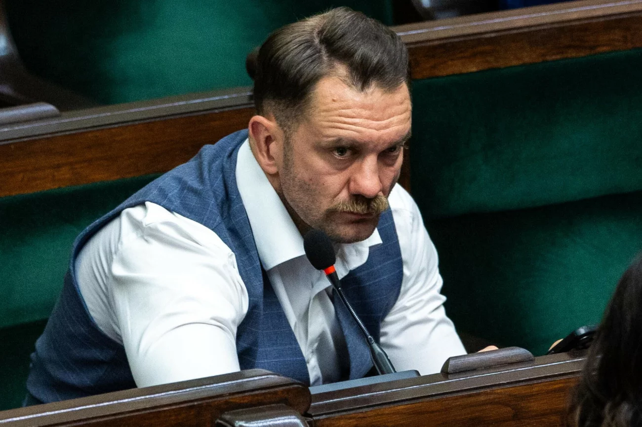 Giertych pokazał pismo, jakie skierował do Mejzy. "Przegrał pan i trzeba zapłacić". Łukasz Mejza.