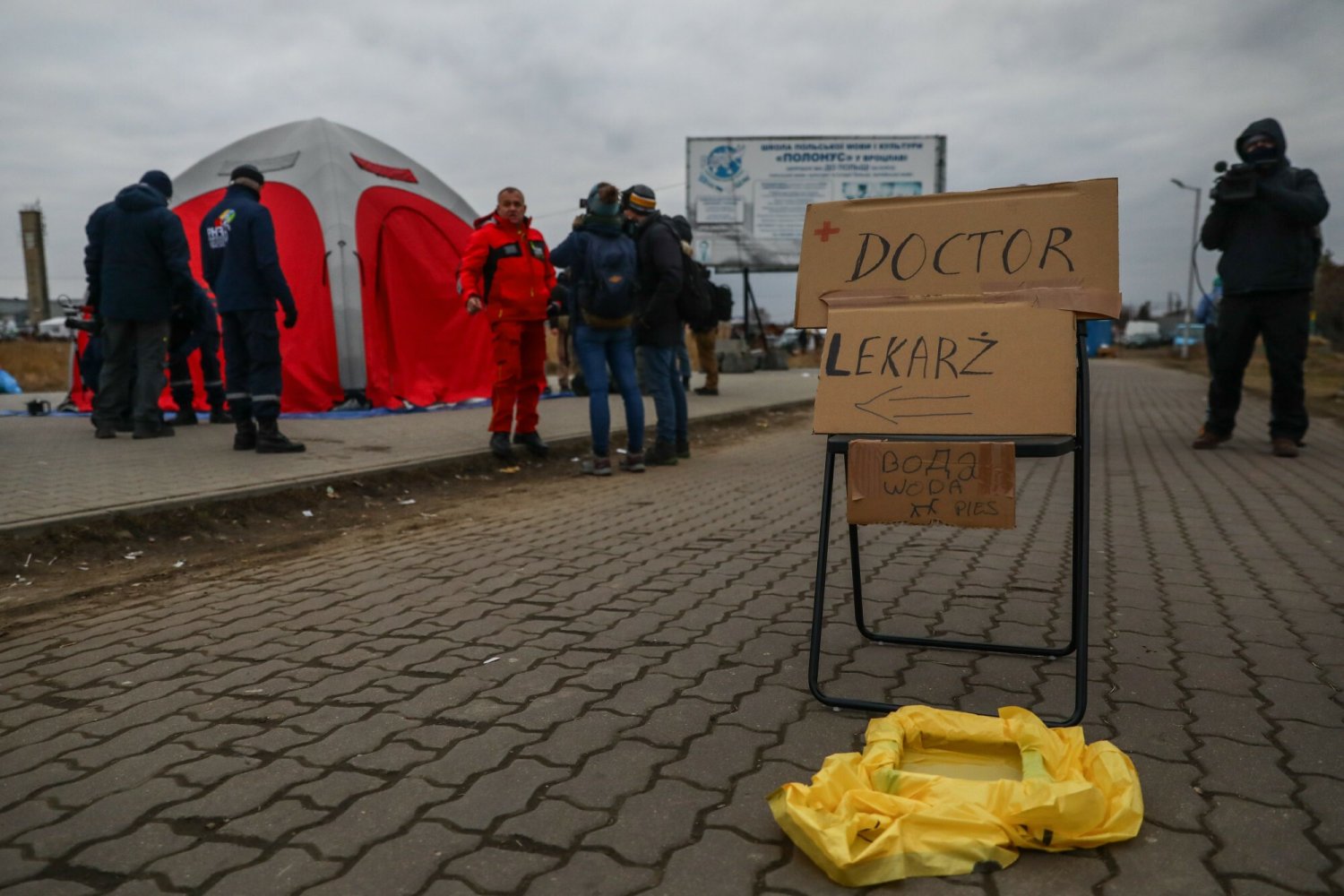 Wielu uchodźców z Ukrainy potrzebuje często pomocy medycznej; od tej doraźnej po pobyt w szpitalu i kontynuację rozpoczętej wcześniej terapii. Unia Europejska zapewni 10 tys. łóżek dla pacjentów z Ukrainy.