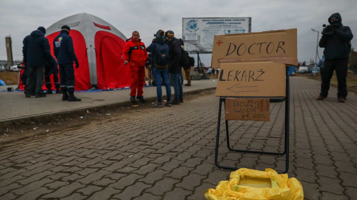 Wielu uchodźców z Ukrainy potrzebuje często pomocy medycznej; od tej doraźnej po pobyt w szpitalu i kontynuację rozpoczętej wcześniej terapii. Unia Europejska zapewni 10 tys. łóżek dla pacjentów z Ukrainy.