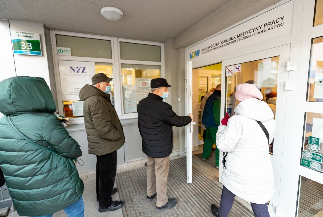 "Godziny covidowe" w przychodniach. Lekarze reagują na zmiany rządu