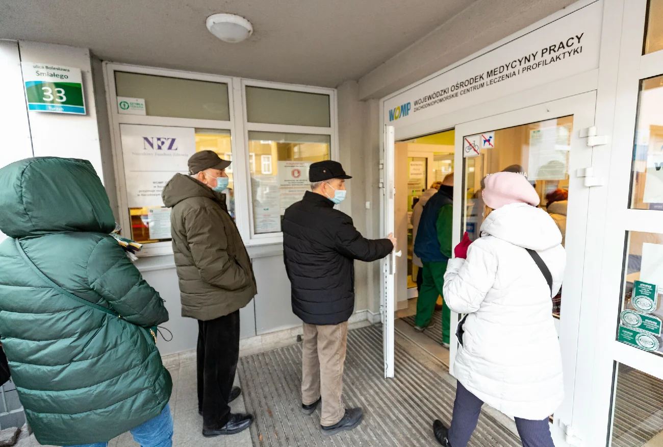 "Godziny covidowe" w przychodniach. Lekarze reagują na zmiany rządu