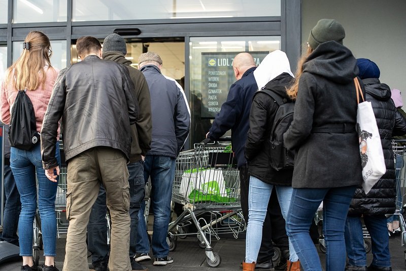 Prezydium Naczelnej Rady Pielęgniarek i Położnych zaapelowało do przedsiębiorców o umożliwienie pielęgniarkom, położnym robienia zakupów poza kolejnością.