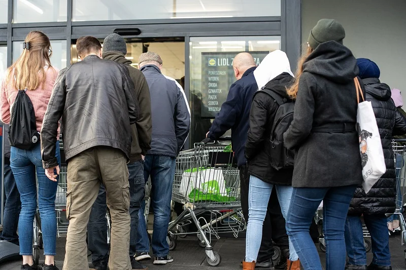 Prezydium Naczelnej Rady Pielęgniarek i Położnych zaapelowało do przedsiębiorców o umożliwienie pielęgniarkom, położnym robienia zakupów poza kolejnością.