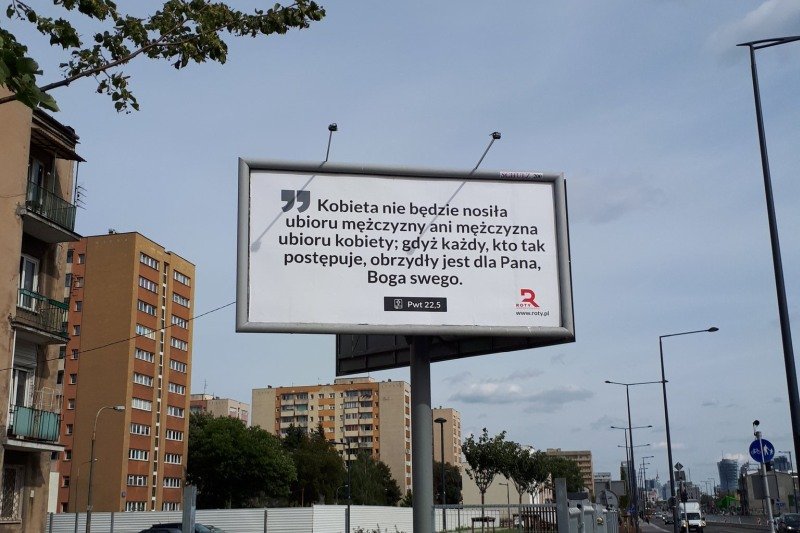 Kobieta nie będzie nosić ubioru mężczyzny - billboard o takiej treści stanął przy ul. Górczewskiej w Warszawie.