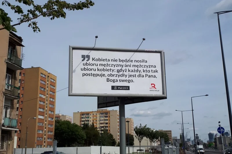 Kobieta nie będzie nosić ubioru mężczyzny - billboard o takiej treści stanął przy ul. Górczewskiej w Warszawie. Kobieta nie będzie nosić ubioru mężczyzny - billboard o takiej treści stanął przy ul. Górczewskiej w Warszawie.