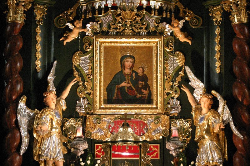 Opiekunowie sanktuarium proszą wiernych o 100 tys. zł. Cel? Sukienka z koralowca