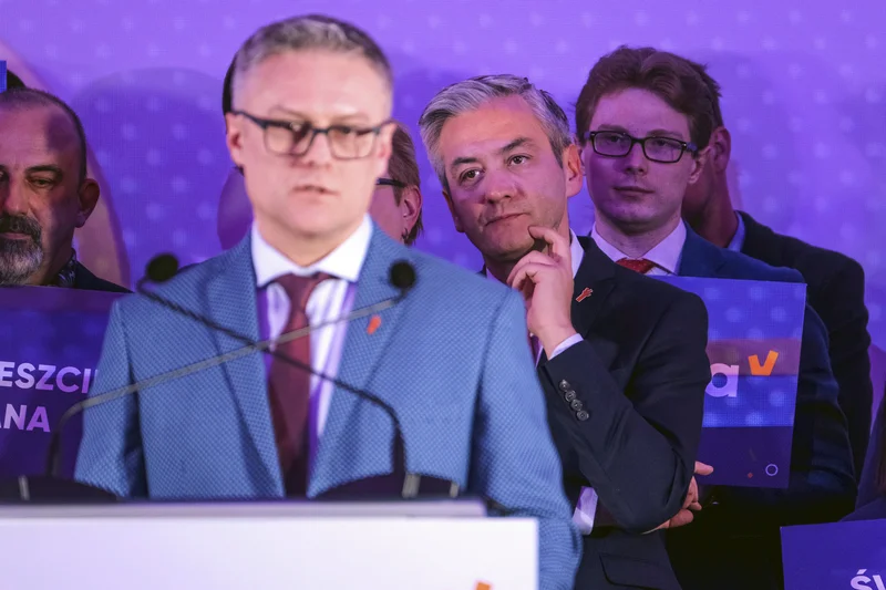 Robert Smucz przemawia na konwencji Wiosny w Rzeszowie (4 marca 2019 r.). Za nim stoi szef partii Robert Biedroń.