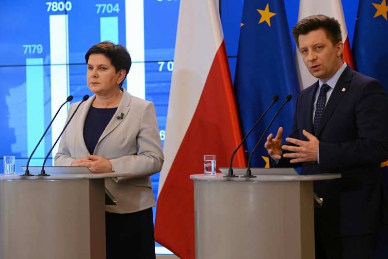 Wiceprezes Rady Ministrów Beata Szydło i szef KPRM Michał Dworczyk podczas konferencji prasowej na temat ogólnopolskiego strajku nauczycieli.