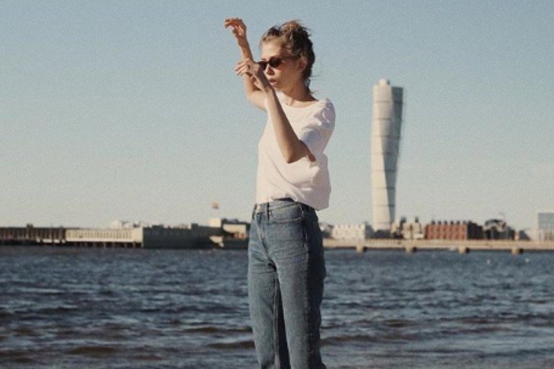 Kieszenie w damskich jeansach są zdecydowanie za małe.