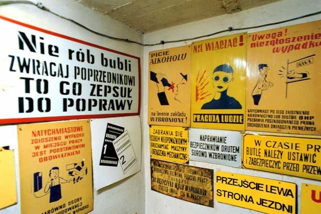 Stare tablice BHP w muzeum kopalni złota w Złotym Stoku