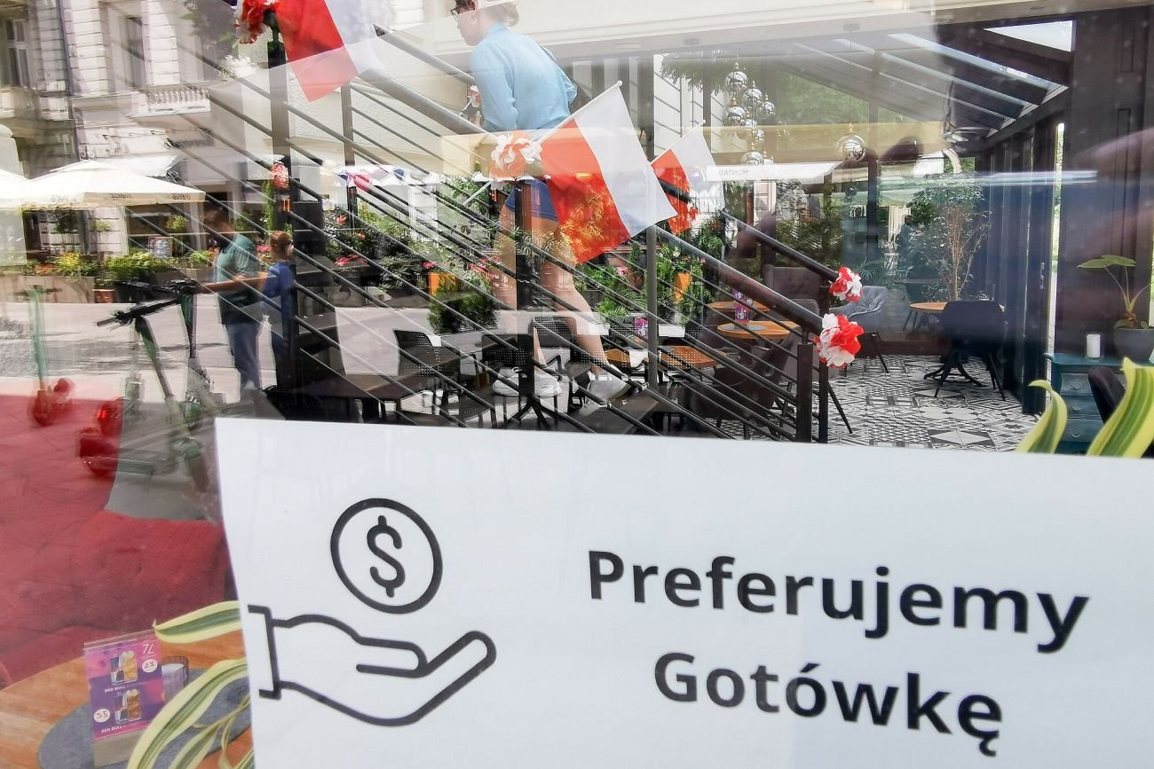 Czy nieprzyjmowanie płatności kartami jest legalne? Czy nieprzyjmowanie płatności kartami jest legalne? Wielu przedsiębiorców preferuje gotówkę i jest skłonna udzielać rabatów za płatność "żywym pieniądzem"