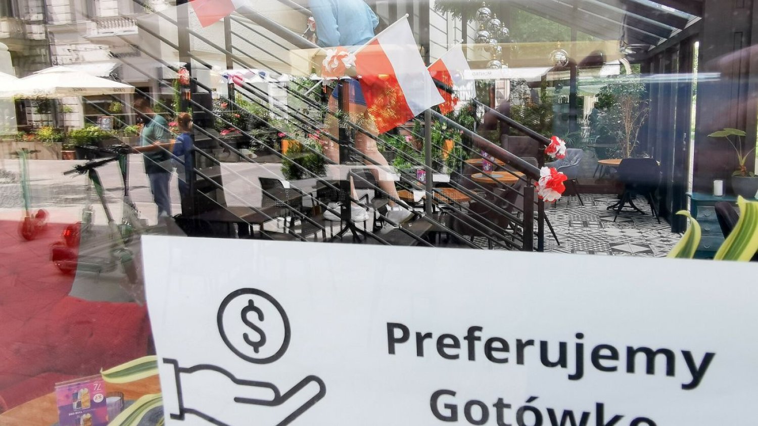 Czy nieprzyjmowanie płatności kartami jest legalne? Czy nieprzyjmowanie płatności kartami jest legalne? Wielu przedsiębiorców preferuje gotówkę i jest skłonna udzielać rabatów za płatność "żywym pieniądzem"