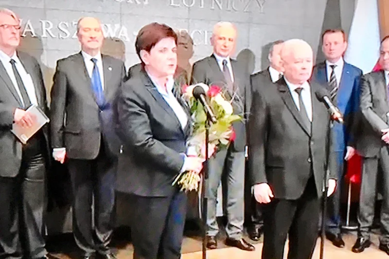 To był spektakl! Delegacja rządowa powitała Beatę Szydło.
