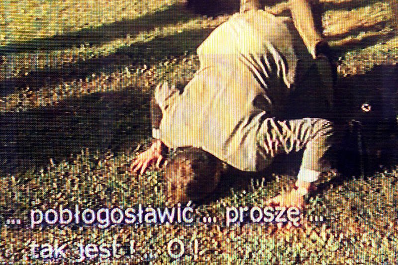 Marek Siwiec całując ziemię nie znieważył papieża.  Sąd: winnym mógłby zostać uznany... Marian Krzaklewski