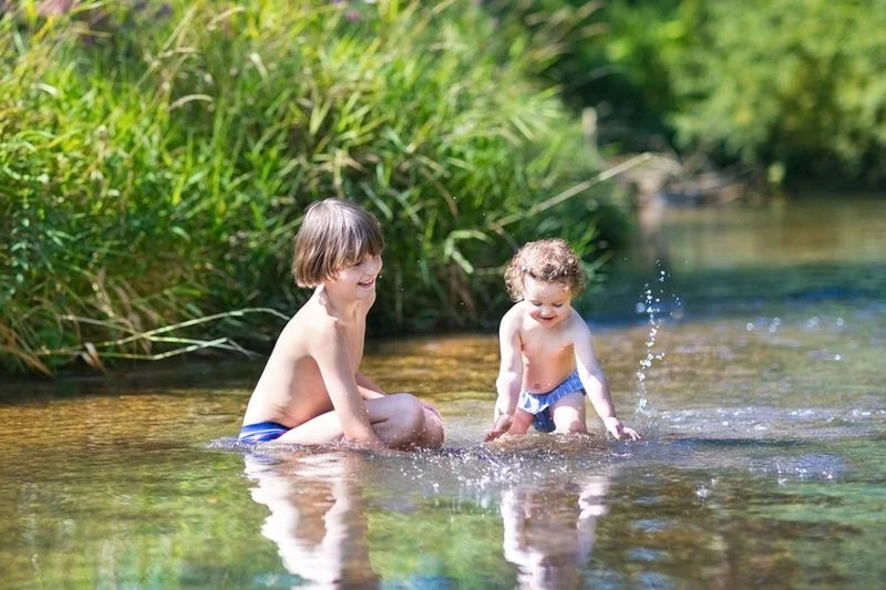 Połowa zdjęć na stronach pedofilskich dostarczyli rodzice. Jak? Publikując je na Facebooku