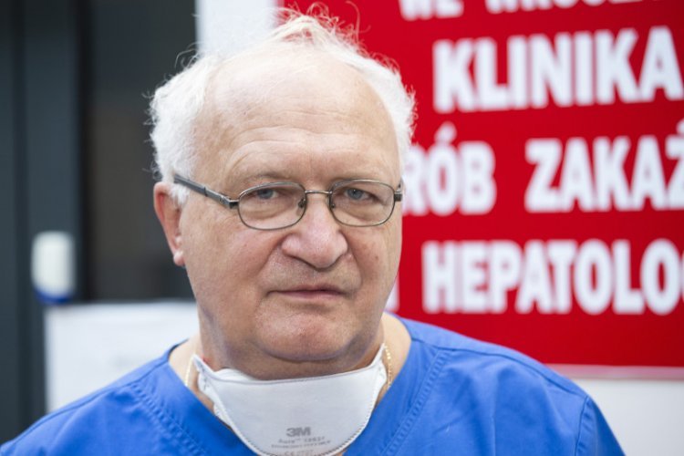 Profesor Krzysztof Simon oznajmił, że koronawirus pozostanie z nami na całe życie i będzie szerzył się jak grypa.