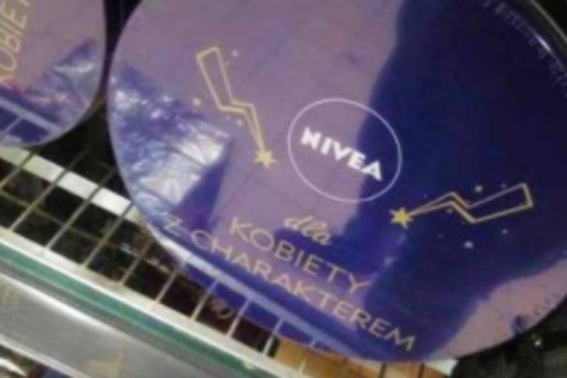 Na opakowaniach kremu Nivea pojawiły się błyskawice i hasło "Dla kobiet z charakterem". To oburza cześć klientów i pracowników TVP Info.