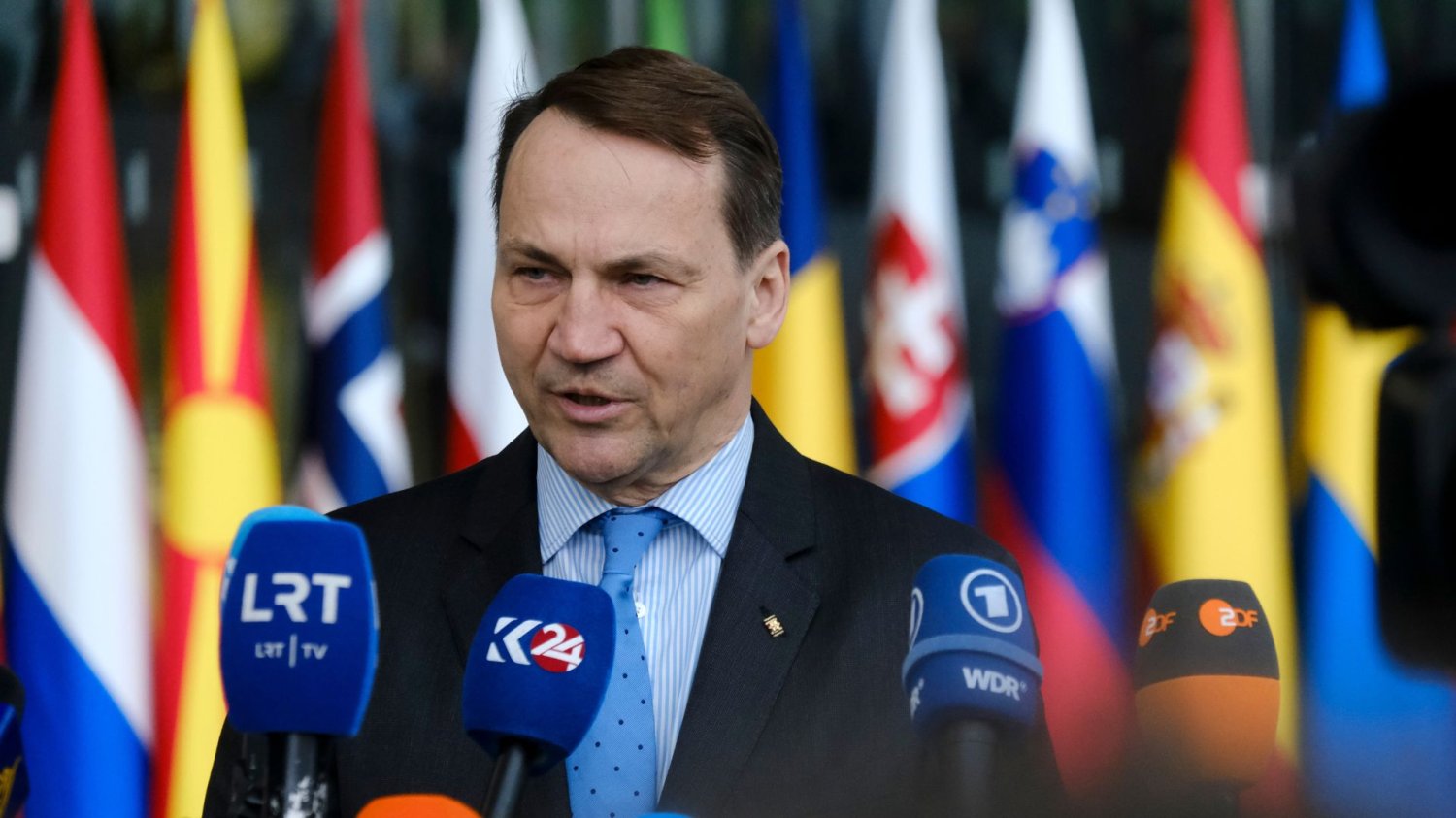 Sikorski dosadnie odpowiada Trumpowi. Niepokoi go dobór słów prezydenta USA Sikorski poruszył w Brukseli temat wezwania Trumpa do NATO oraz Polexitu